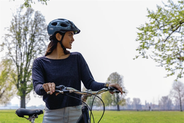 Abus Youn-I Ace Glacier Blue | blå allround cykelhjelm med LED lys bagpå